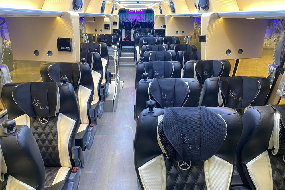 Benz三排椅遊覽車-車內環境